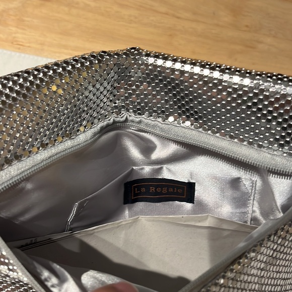 LA REGALE Silver soft mesh clutch wallet - Picture 3 of 4
